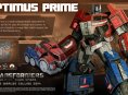 Optimus Primeä kolmessa eri muodossa