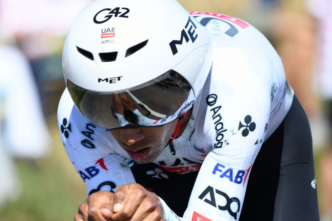 Ecuadorilainen pyöräilijä Jhonatan Narváez tekee hattutempun Giro d'Italiassa, kun Eulalio pysyy kärjessä