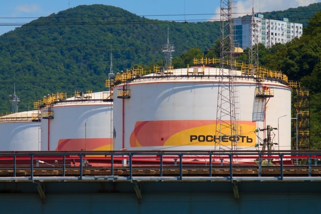 Miksi Trump juuri rankaisi Venäjän öljyjättiä ja miten se voi vaikuttaa Ukrainan sotaan?