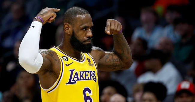 LeBron James ratkaisevassa asemassa horjuvan Lakersin voitossa Phoenix Sunsista