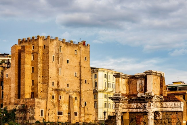 Työntekijä kuoli jäätyään loukkuun romahtaneen keskiaikaisen tornin alle lähellä Rooman Colosseumia