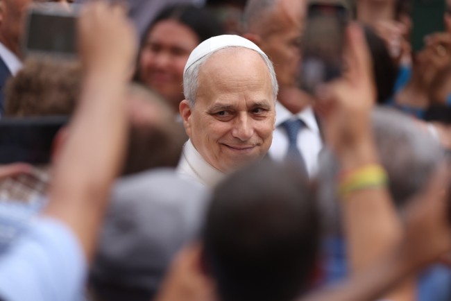 Paavi Leo viettää 70-vuotissyntymäpäivää tuhansien ihmisten kanssa Pietarikirkonnaukiolla