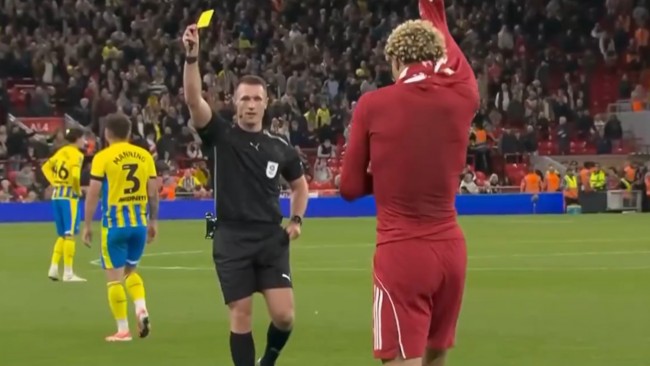 Ekitike pyytää anteeksi "tyhmää" ja tarpeetonta toimintaa, joka maksoi hänelle punaisen kortin