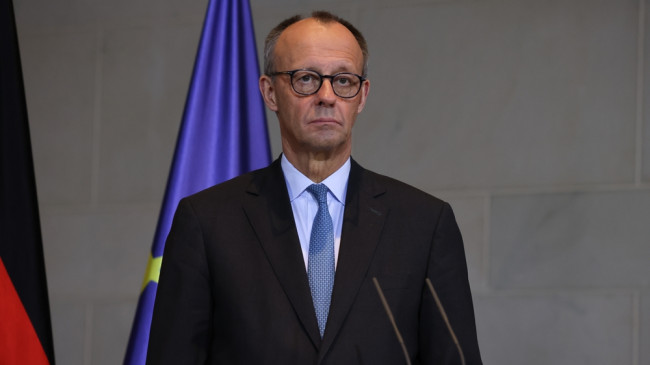 Saksassa kiistaa säännöstä, jonka mukaan miesten on raportoitava pitkistä ulkomaanmatkoistaan