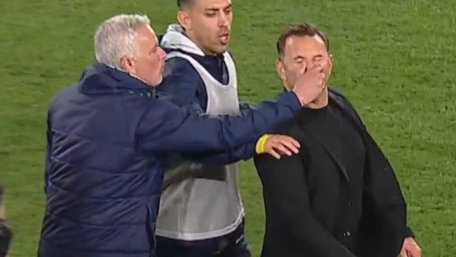 Mourinho tarttuu Galatasarayn manageria nenästä Turkin derbyssä