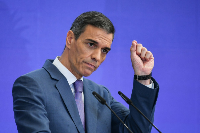 Espanjan pääministeri Pedro Sánchez osallistuu jalkapallon MM-finaaliin, mutta Javier Milei ei taikauskon vuoksi