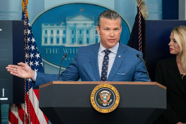 Pete Hegseth siteeraa Pulp Fictionia pyhien kirjoituksien sijaan ja vertaa sitten lehdistöä Jeesuksen vihollisiin
