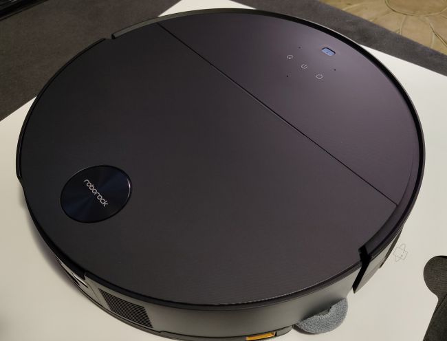 Roborock Saros 10 imuroi ja luuttuaa vaikket olisi edes kotona