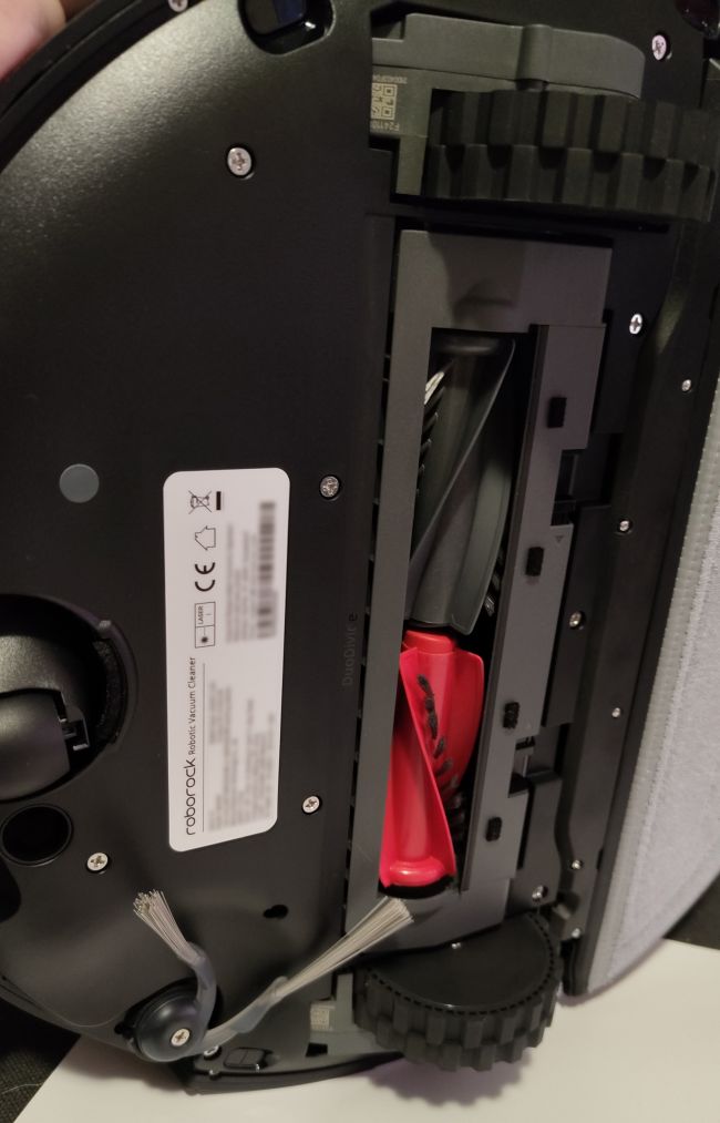 Roborock Saros 10 imuroi ja luuttuaa vaikket olisi edes kotona