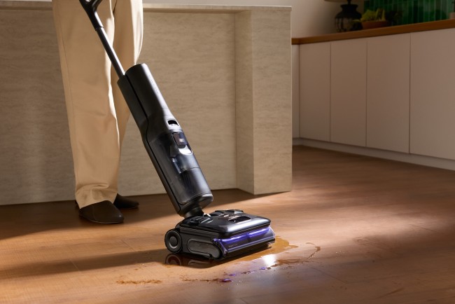 Roborock F25 Ultra - tämä ketterä märkäimuri höyrytysominaisuudella moppaa lattiat älyautomatiikan kanssa