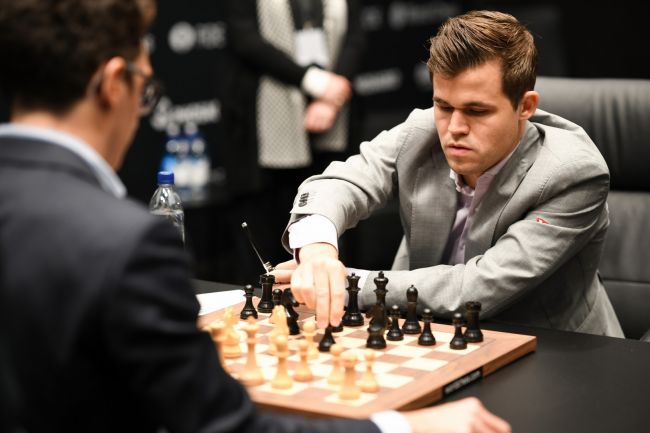 Magnus Carlsen ottaa myös Blitz-kruunun ja lisää 20. maailmanmestaruuden shakissa