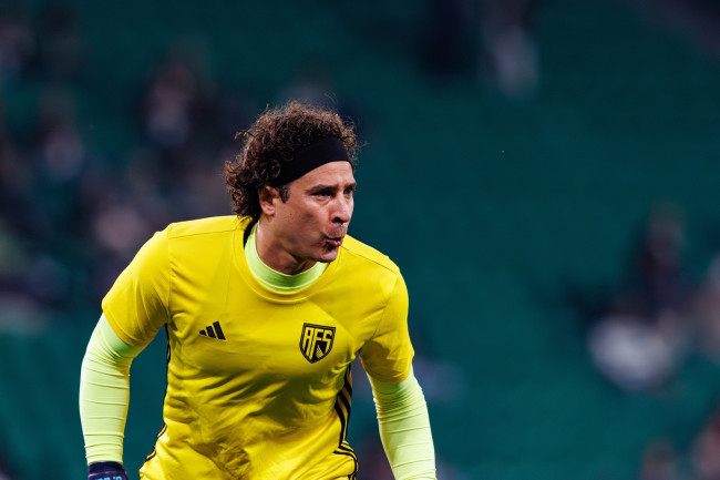 Legendaarinen meksikolainen maalivahti Guillermo Ochoa saa raikuvat suosionosoitukset viimeisessä MM-ottelussaan