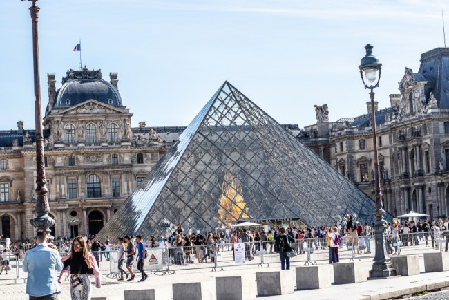 Louvre pysyy suljettuna maanantaina lakon vuoksi