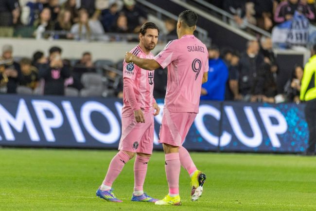 Luis Suárez näyttää sylkevän kilpailevalle valmentajalle Inter Miamin 3-0-tappion finaalissa