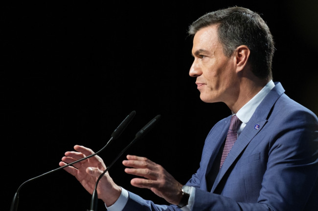 Sánchez vastustaa tiukasti teknologiajättejä sosiaalisen median kiellon suhteen: "Teknologiaoligarkit eivät horjuta meitä"