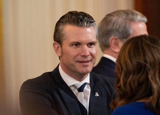 Hegseth tapaa Anthropicin toimitusjohtajan sotilaallisen tekoälyn vuoksi
