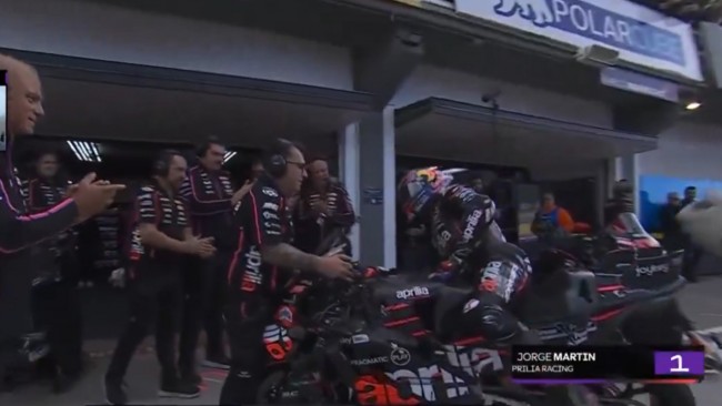 Hetki, jolloin Jorge Martín keskeyttää Valencian GP:n Aprilian lämpimien suosionosoitusten saattelemana