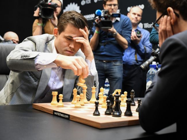 Magnus Carlsen harkitsee klassisen shakin lopettamista menetettyään malttinsa Gukeshia vastaan