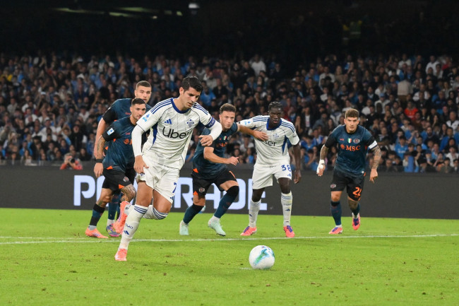 Comon manageri Cesc Fábregas nuhtelee julkisesti Álvaro Morataa punaisen kortin jälkeen: "Odotan häneltä enemmän"