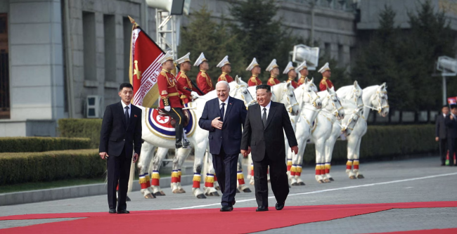 Kim Jong Un toivottaa Lukašenkon tervetulleeksi