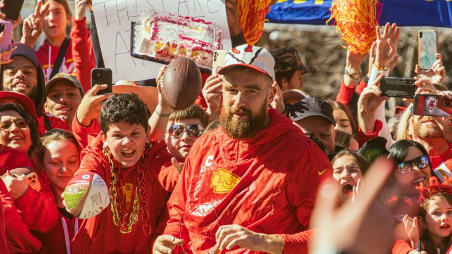 Travis Kelce "ei tee hulluja päätöksiä" tulevaisuudestaan, mukaan lukien mahdollinen eläkkeelle jääminen