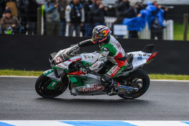 Johann Zarco vietiin sairaalaan jäätyään jalkaansa kiinni Bagnaian pyörän kanssa toisessa vakavassa kolarissa Katalonian GP:ssä