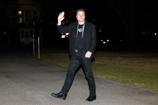 Teslan hallitus varoittaa osakkeenomistajia: Hyväksykää Elon Muskin 1 biljoonan dollarin palkkasopimus tai olette vaarassa menettää hänet