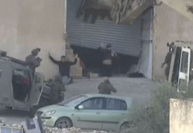 Video näyttää Israelin joukkojen ampuvan palestiinalaisia kuoliaaksi hetki antautumisen jälkeen