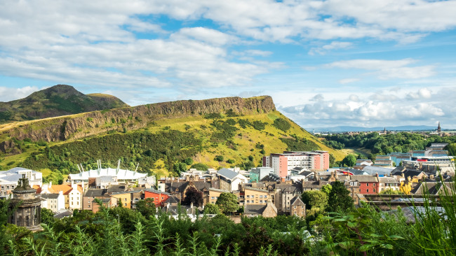 Pelastushenkilöstö taisteli yön aikana tulipaloa vastaan Arthur’s Seatilla Edinburghissa