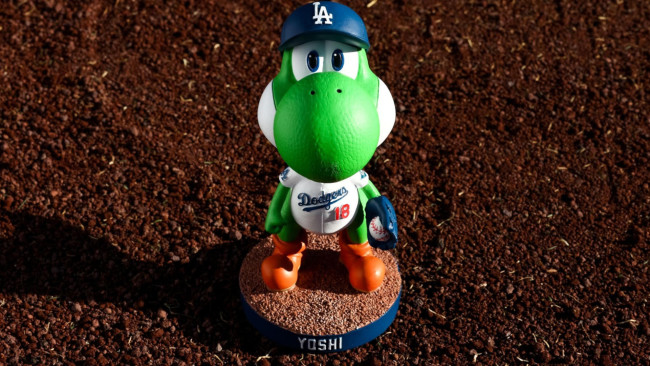 Los Angeles Dodgers lahjoittaa Yoshi-bobblehead-hahmot baseball-hattuineen