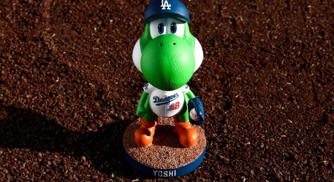 Los Angeles Dodgers lahjoittaa Yoshi-bobblehead-hahmot baseball-hattuineen