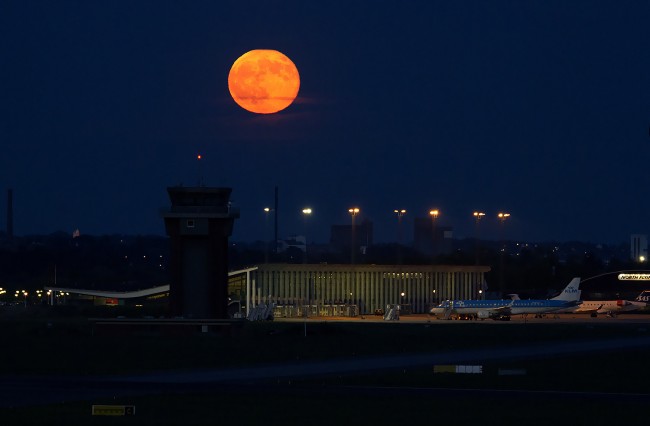 Massiivinen lennokki-isku häiritsee viittä tanskalaista lentokenttää Kööpenhaminan sulkemisen seurauksena