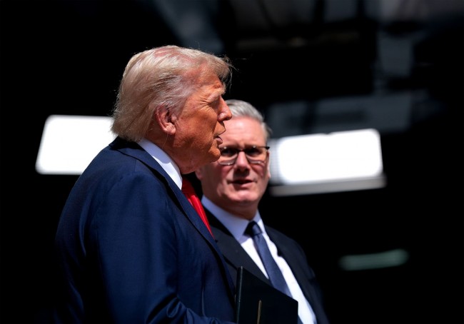 Trump toivotetaan tervetulleeksi Britanniaan kuninkaallisella seremonialla