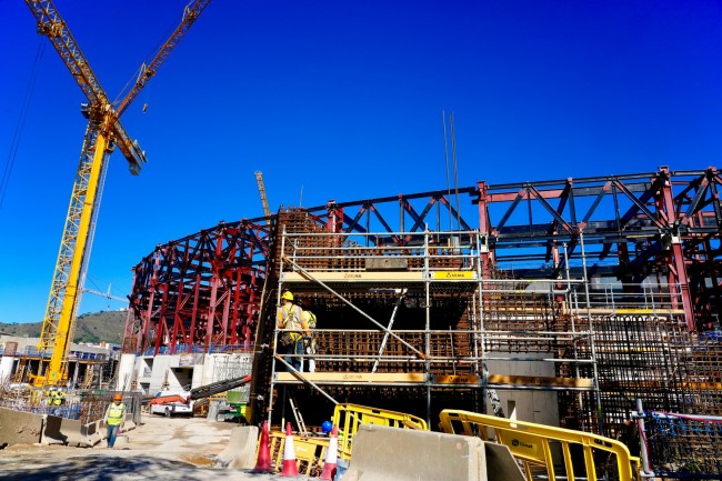 Barcelonan poliisi pysäyttää Camp Noun työntekijät työskentelemästä sunnuntaina, kun seura kisaa kelloa vastaan