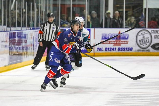 Skotlantilainen jääkiekkoilija Gary Kelly, 19, kuoli pudottuaan parvekkeelta Ibizalla