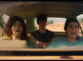 Jenna Ortega esitt&auml;&auml; robottia, joka pyrkii parantamaan perheen suhteita Taika Waititin elokuvassa Klara and the Sun