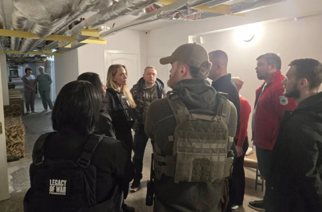 Angelina Jolie vierailee rintamakaupunki Hersonissa, joka on yksi Ukrainan vaarallisimmista paikoista