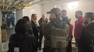 Angelina Jolie vierailee rintamakaupunki Hersonissa, joka on yksi Ukrainan vaarallisimmista paikoista