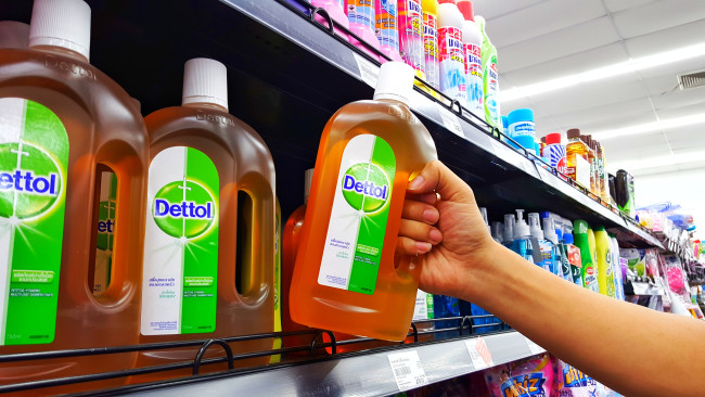 Dettol pyytää anteeksi, kun sen uusi mainos on herättänyt kritiikkiä naisten esineellistämisestä
