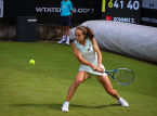 Turkkilainen pelaaja Zeynep S&ouml;nmez rikkoo Wimbledonin s&auml;&auml;nt&ouml;j&auml; k&auml;ytt&auml;m&auml;ll&auml; vesimeloni-pinssi&auml; palestiinalaisen lipun sijaan