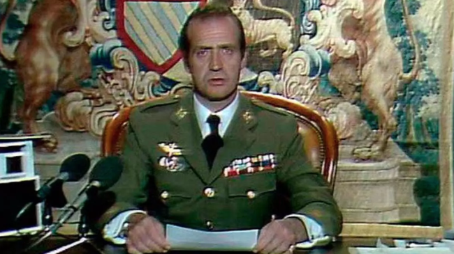 Juan Carlos läpäisee testin luovuttaen Espanjan vuoden 1981 vallankaappausta koskevat asiakirjat