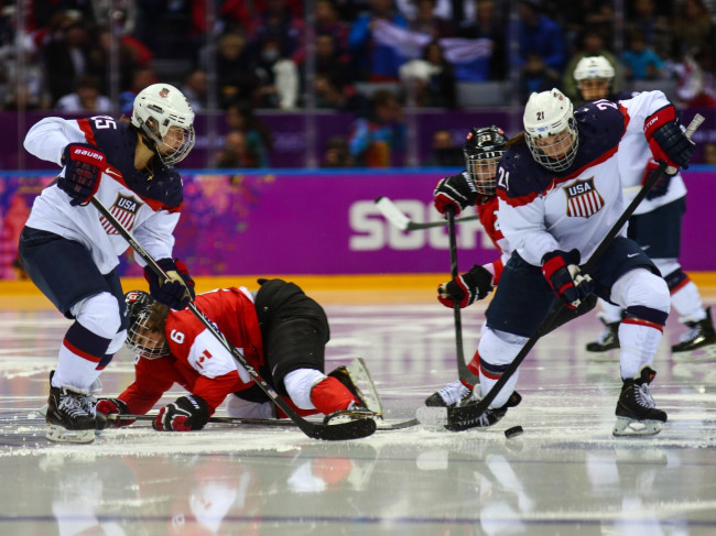 Team USA:n jääkiekkomaajoukkueen kapteeni Hilary Knight leimaa Trumpin vitsiä mauttomaksi ja puolustaa miesten joukkuetta