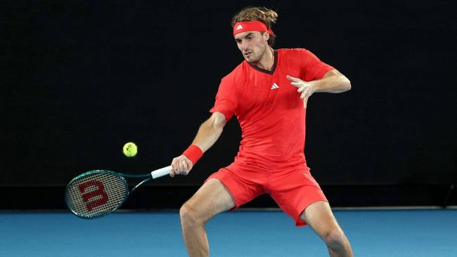 Stefanos Tsitsipas vajosi alimmalle sijalle kahdeksaan vuoteen toisen ensimmäisen kierroksen ulosajon jälkeen
