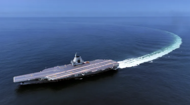 Fujian, Kiinan kolmas lentotukialus ja sen tähän mennessä kyvykkäin lentotukialus, purjehti juuri Taiwanin salmen läpi