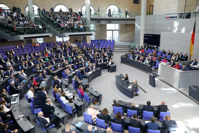 Saksa myöntää sotilaille laajemmat valtuudet lennokkien torjumiseksi