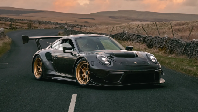 Yorkshiren korjaamo on tehnyt Porsche GT3 R:stä tieliikenneluvan saavan version