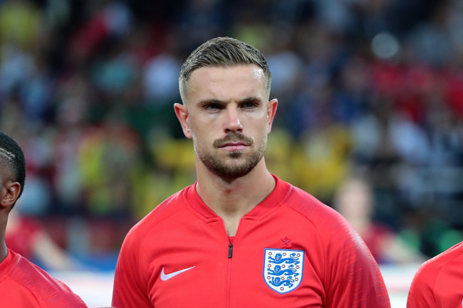 Englannin keskikenttäpelaaja Jordan Henderson loukkasi ranteensa hyppäämällä mainostaulun yli juhlatilanteessa