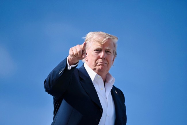 Trump uhkaa "mennä sisään ja tappaa Hamasin", jos hyökkäykset jatkuvat