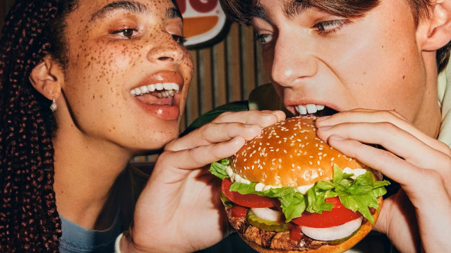 Uusi tekoälyjärjestelmä valvoo Burger Kingin työntekijöiden ystävällisyyttä