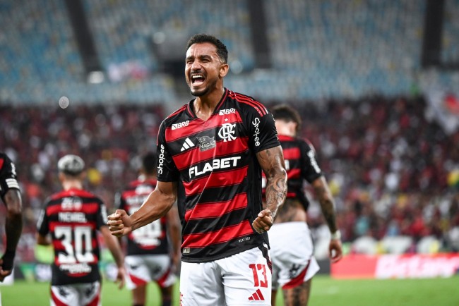 Danilo tekee maalin, kun Flamengo nostaa neljännen Libertadores-tittelinsä, 25. Brasilialle